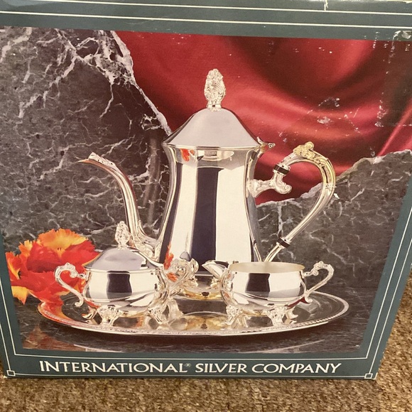 🩶🤍🩶NWT Vintage International Silver Company Silverplated 4PC Coffee/Tea Set - Picture 2 of 6